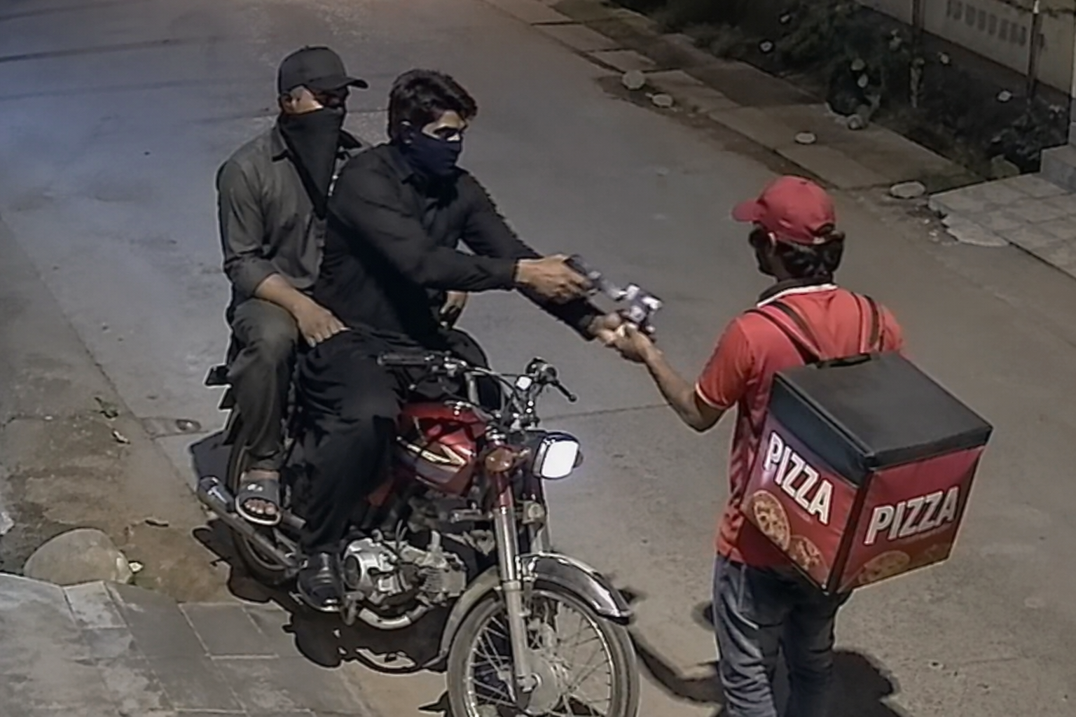 Faisalabad Crime Surge Continues Despite CM Punjab’s Reprimand, Pizza Delivery Rider Robbed